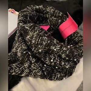 Betsey johnson 
Grey black white mottled/marl pearl accent infinith scarf nwt
